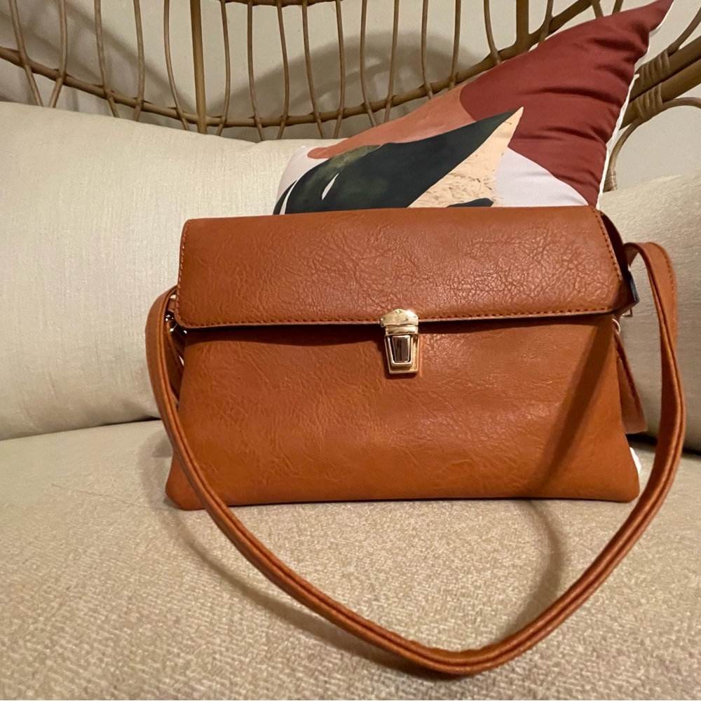 Elegant Tan Leather Shoulder Bag